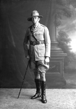 Australian ANZAC soldier, a captain in a Light Horse regiment.The LH had triangle patches on the sleeve, with different colours for different units, ie: 10th Light Horse was black and gold. #