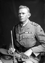 Australian ANZAC soldier, a captain in a Light Horse regiment.The LH had triangle patches on the sleeve, with different colours for different units, ie: 10th Light Horse was black and gold. #