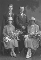 Gardener, bridal group portrait.