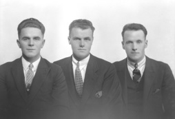 George Watt (on left) and Ernie Urquhart on far right (see image 26151).