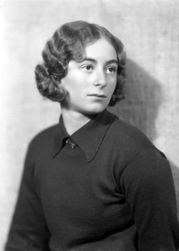 Lady Isobel Blunt-Mackenzie, October-November 1929. Born on 22nd March 1911, daughter of Edward Walter Blunt-Mackenzie and the Countess of Cromartie. An artist, she married Captain Oscar Linda (22nd November 1947), of Assynt House, Evanton, son of General Maximilian Linda of  Zakopane, Poland. She died on 20th May 1962.