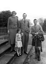 Family group with piper. These people also appear on image 30382d.# 