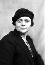 Stella Saunders (1904-1987). Later married Hector Paterson in 1937, son of famous photographer Andrew Paterson (1877-1948). See also H-0231a-e.