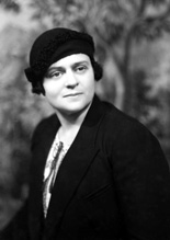Stella Saunders (1904-1987). Later married Hector Paterson in 1937, son of famous photographer Andrew Paterson (1877-1948). See also H-0231a-e.