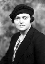 Stella Saunders (1904-1987). Later married Hector Paterson in 1937, son of famous photographer Andrew Paterson (1877-1948). See also H-0231a-e.
