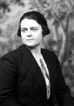 Stella Saunders (1904-1987). Later married Hector Paterson in 1937, son of famous photographer Andrew Paterson (1877-1948). See also H-0231a-e.