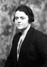 Stella Saunders (1904-1987). Later married Hector Paterson in 1937, son of famous photographer Andrew Paterson (1877-1948). See also H-0231a-e.