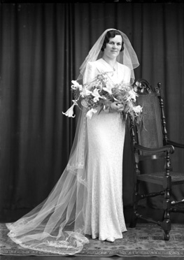 MacRae - Williamson bridal, Culloden. Colour tint information: hair dark almost black, brown eyes, fair complexion.