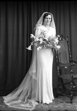 MacRae - Williamson bridal, Culloden. Colour tint information: hair dark almost black, brown eyes, fair complexion.