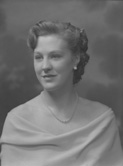 Miss Isobel MacLean, 20 Fettes Row, Edinburgh. Possibly from Beauly originally. See also series 43708 and 44057.