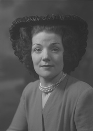 Miss Cairns, Station Hotel, Inverness, in hat. Other images also under code 42904.