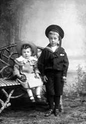 Andrew Paterson portrait of Robert Edgar (born 1894) and brother John (born 1899). Submitted by Susan Edgar Mutch. (AP/H-0293) 