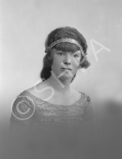 Christie. Girl also appears in 26135c family portrait.