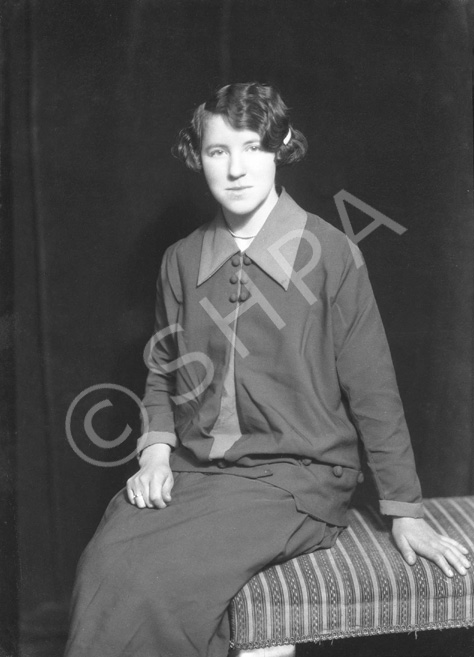 Young woman, possibly daughter of 26960c/d. #