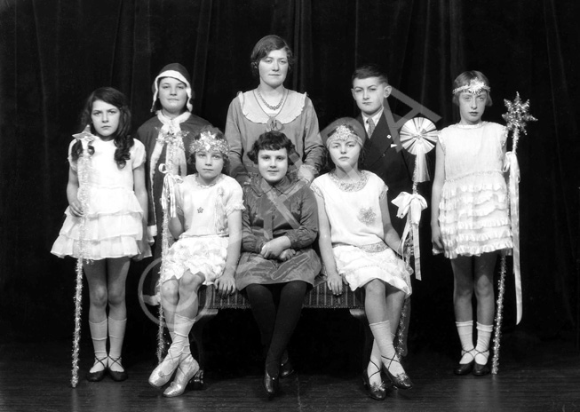 Theatrical children. #