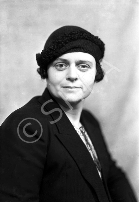 Stella Saunders (1904-1987). Later married Hector Paterson in 1937, son of famous photographer Andrew Paterson (1877-1948). See also H-0231a-e.
