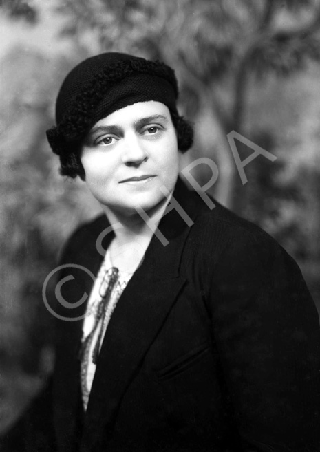 Stella Saunders (1904-1987). Later married Hector Paterson in 1937, son of famous photographer Andrew Paterson (1877-1948). See also H-0231a-e.