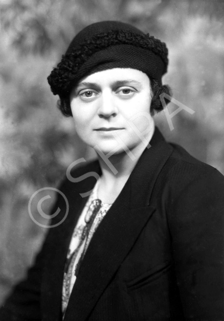 Stella Saunders (1904-1987). Later married Hector Paterson in 1937, son of famous photographer Andrew Paterson (1877-1948). See also H-0231a-e.