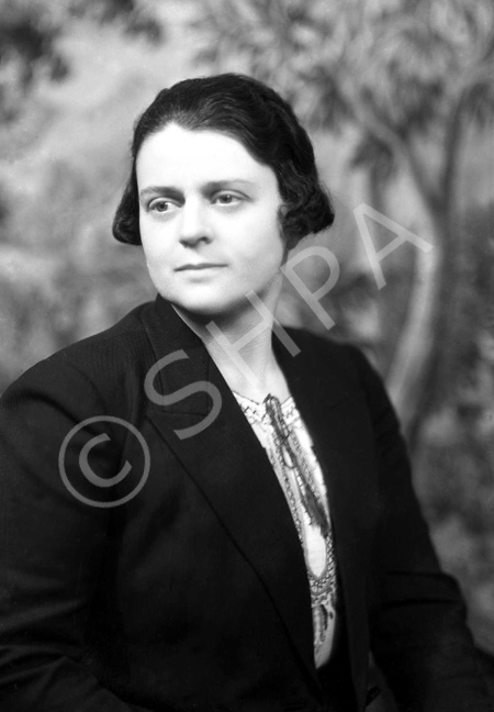 Stella Saunders (1904-1987). Later married Hector Paterson in 1937, son of famous photographer Andrew Paterson (1877-1948). See also H-0231a-e.