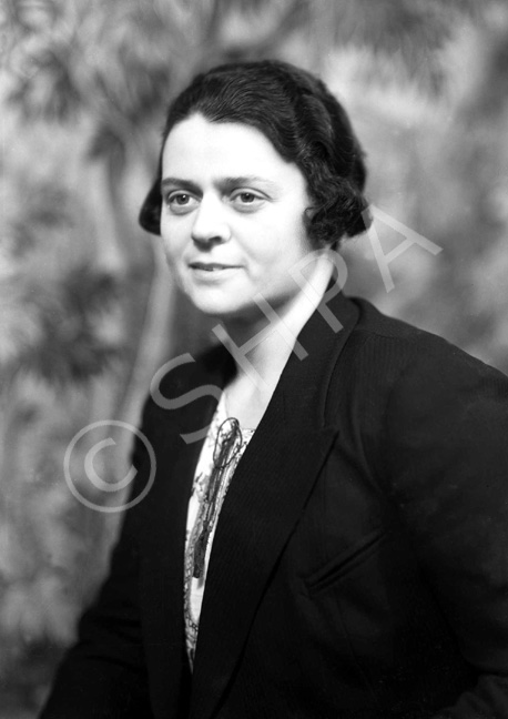Stella Saunders (1904-1987). Later married Hector Paterson in 1937, son of famous photographer Andrew Paterson (1877-1948). See also H-0231a-e.