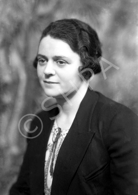 Stella Saunders (1904-1987). Later married Hector Paterson in 1937, son of famous photographer Andrew Paterson (1877-1948). See also H-0231a-e.