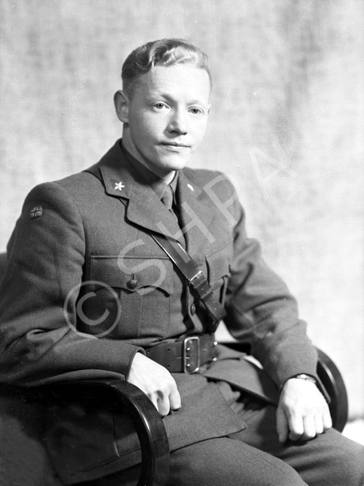 2nd Lt. Kaare Odd Hennes, 52nd Division Recce Regiment, Home Forces. In the 'Boats Escaping from Norway' website of World War II, Kaare Odd Hennes is listed as being onboard the 'M/B Havdur' (H30F) which departed Lono in Fjell on September 16th 1941, with 18 other people.   
