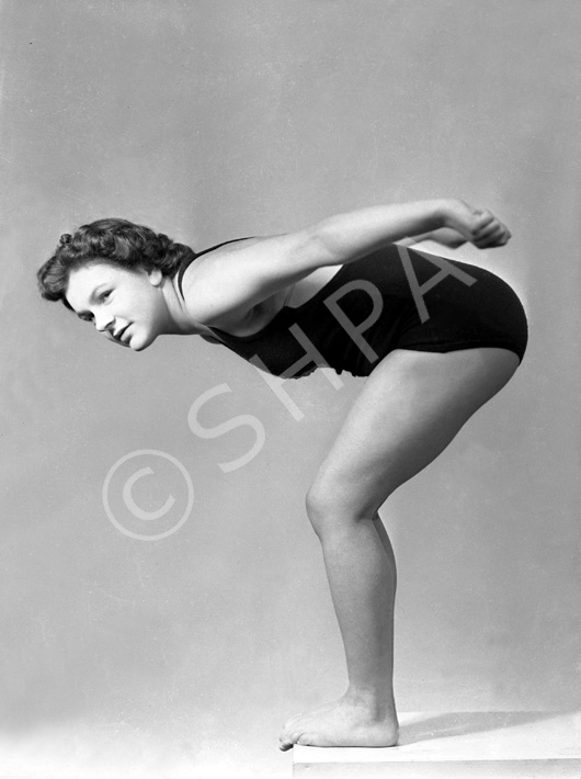 Miss Margaret Munro was the holder of several national swimming titles. She later emigrated to Australia. See also 43088a-f.