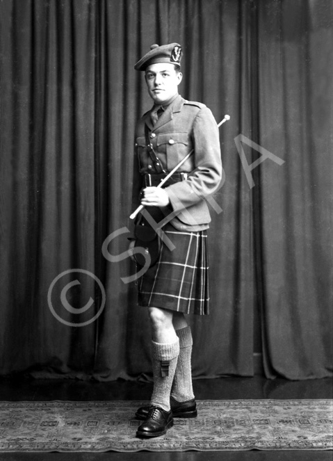 Lt Murray Grant, Seaforth Highlanders. See also ref numbers: 271 and 42529. .....