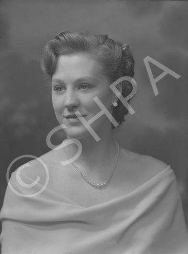 Miss Isobel MacLean, 20 Fettes Row, Edinburgh. Possibly from Beauly originally. See also series 43708 and 44057.