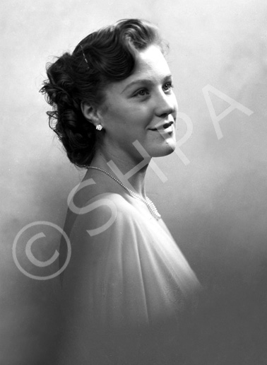 Miss Isobel MacLean, 20 Fettes Row, Edinburgh. Possibly from Beauly originally. See also series 43708 and 44057.