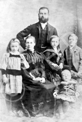 Family from Aberdeen, possibly Fraser. Submitted by Catherine Cowing.