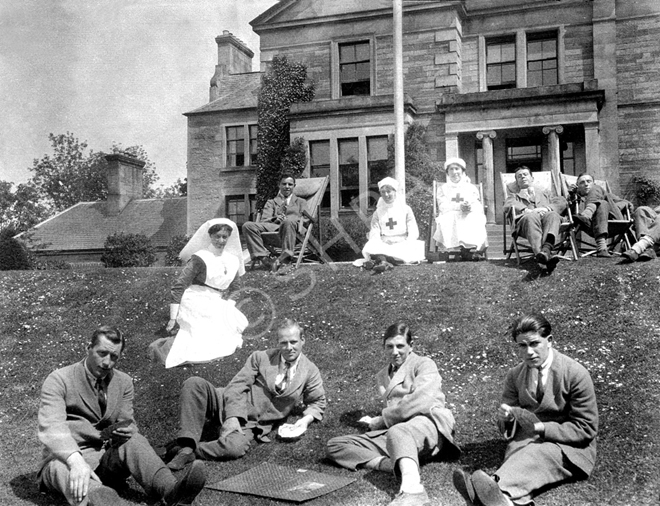 Recuperating soldiers and nurses relaxing on the front lawn of Hedgefield House Red Cross Hospital during the First World War. Fraser-Watts Collection)