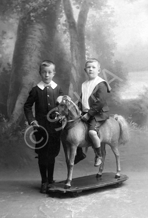 Andrew Paterson portrait of Robert Edgar (born 1894) and brother John (born 1899). Submitted by Susan Edgar Mutch. (AP/H-0294) 