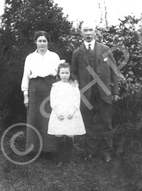Francis Fraser, wife Janet and daughter Jessie. Submitted by Catherine Cowing. .....