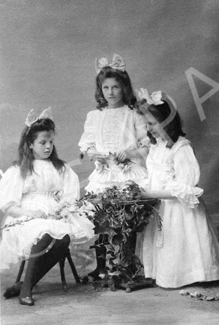 Sisters May, Muriel and Sibell Fraser. Fraser-Watts Collection......